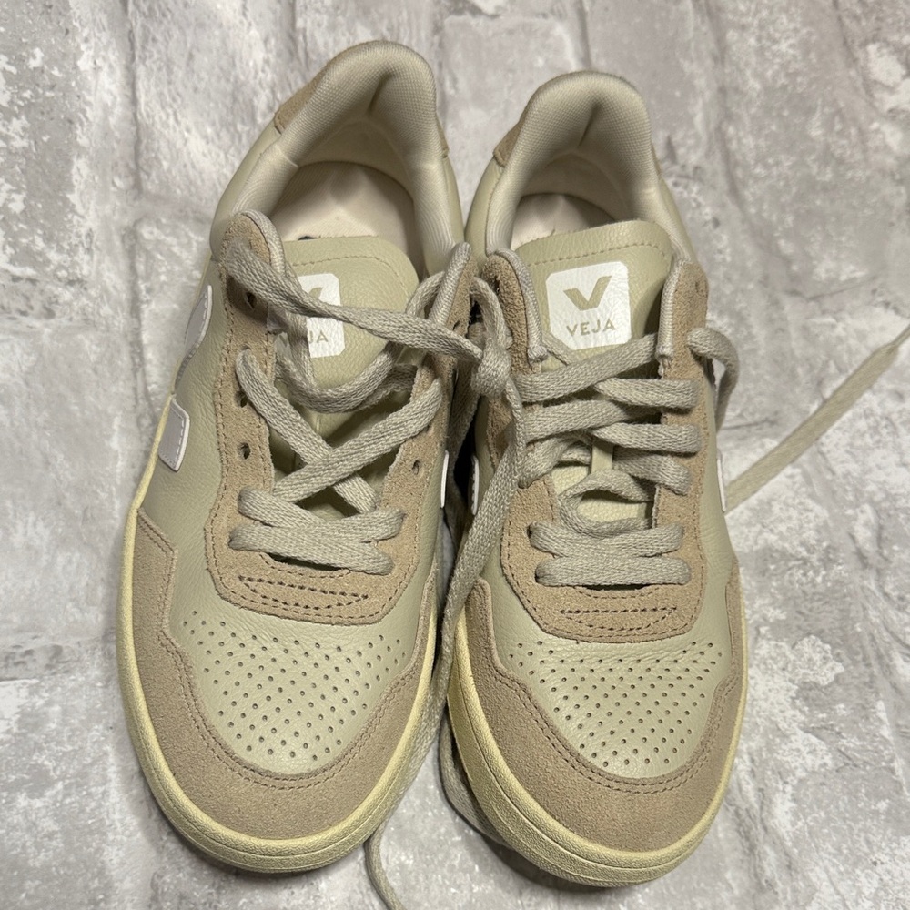 Veja V90 Sneakers